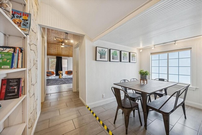 Building Photo - 2106 Kenwood Ave