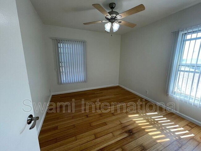 Building Photo - 833 W 97th St