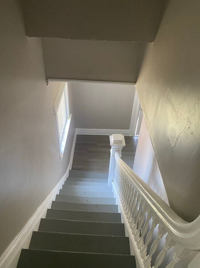 Building Photo - Very attractive 2BR 1/2 duplex