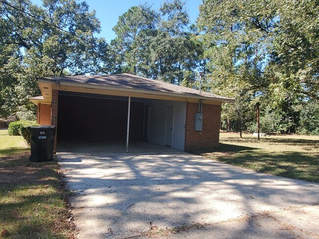 Building Photo - Cozy Three Bedroom Home!