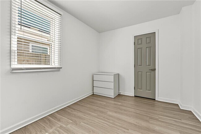 Building Photo - 1416 Graymont Dr SW