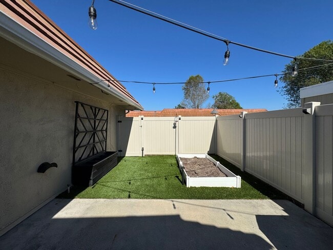 Building Photo - Beautiful Modern 3BD/2BA Home with AC & Pr...