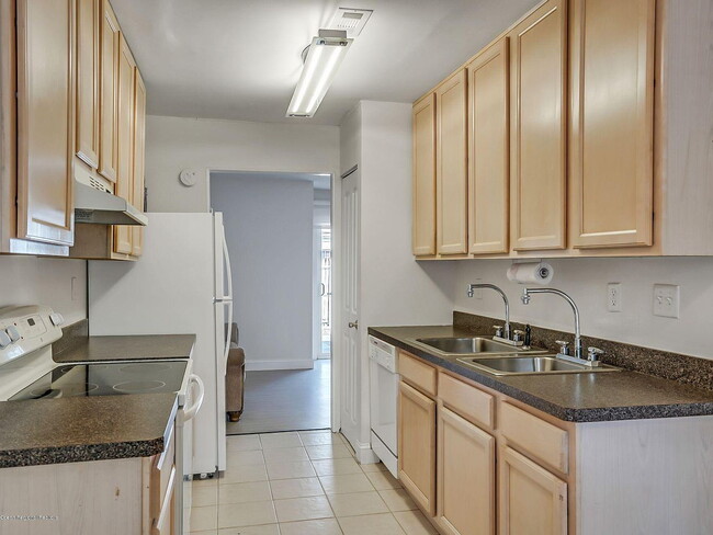 Building Photo - "Charming 3-Bed, 2- in Lakewood -