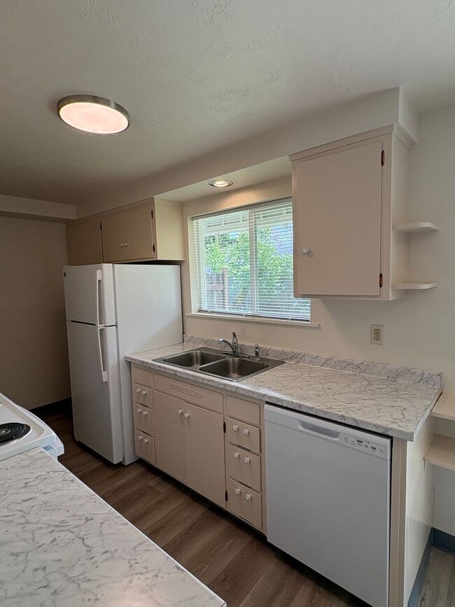 Building Photo - Updated 2BD/1BA Duplex in Cal Young Neighborhood