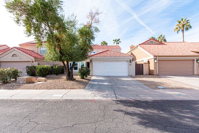 Primary Photo - Welcome to this stunning 3 bedroom, 2.5 ba...