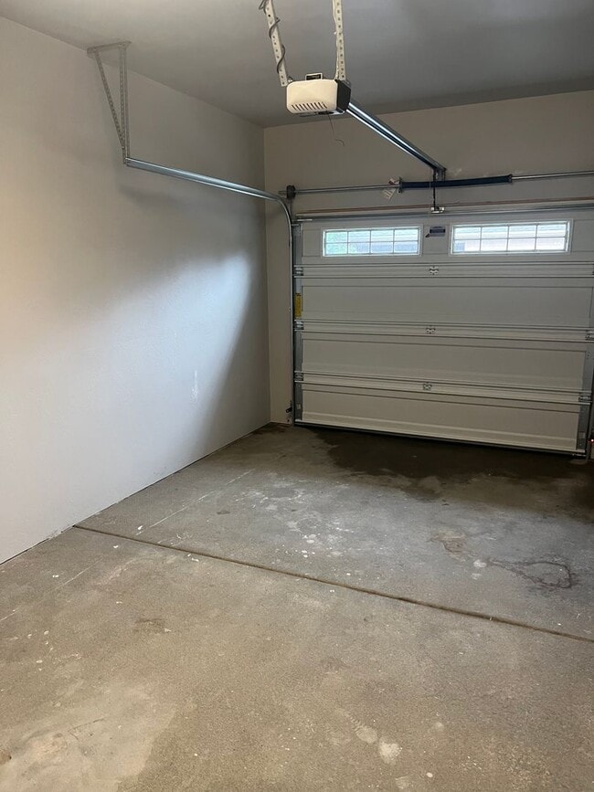 Building Photo - 2 Bedroom 2.5 Bath Townhome in desirable C...