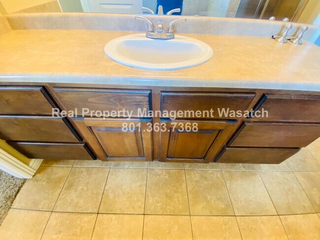 Building Photo - 5 Bedroom 3 Bathroom Riverton Home!