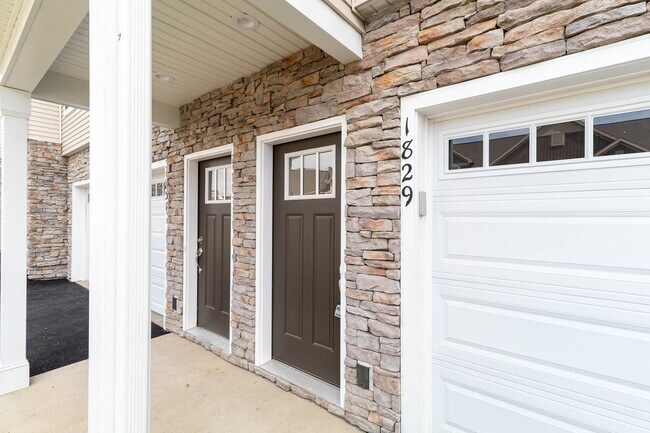 Building Photo - 1829 Shady Ln