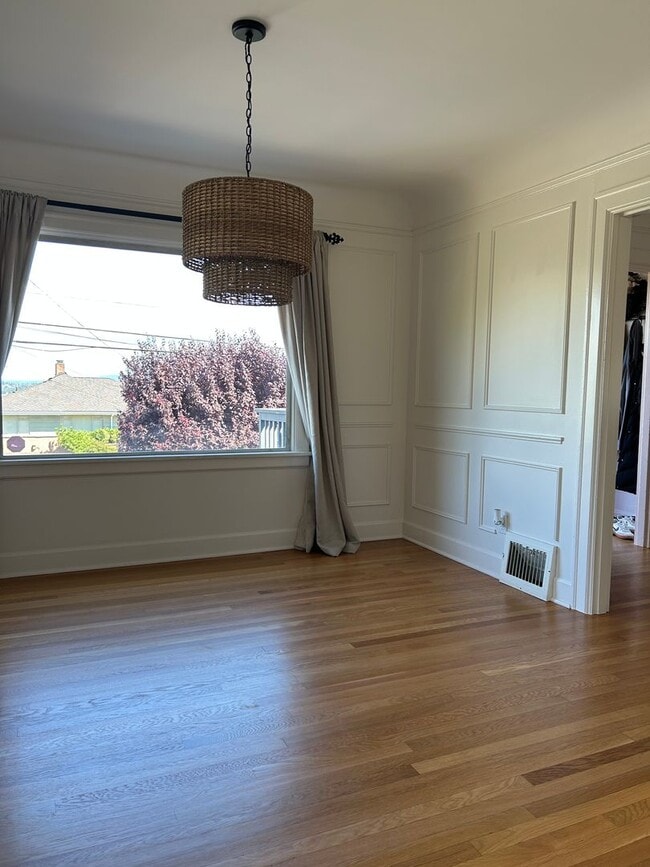 Building Photo - WOW!! West Seattle 4BR/3.5BA Updated Dutch...