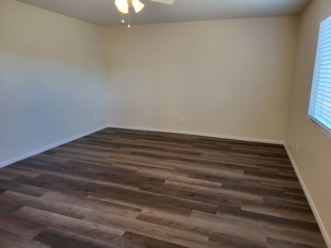 Building Photo - Close to Base, Private Laundry, Reserved Parking