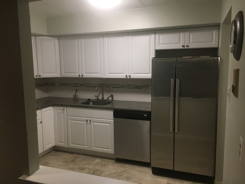 Kitchen - 57003 Delaire Landing Rd