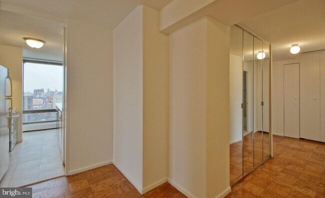 Building Photo - 200 Locust St