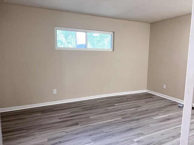 Building Photo - 105 Thistledown Trail