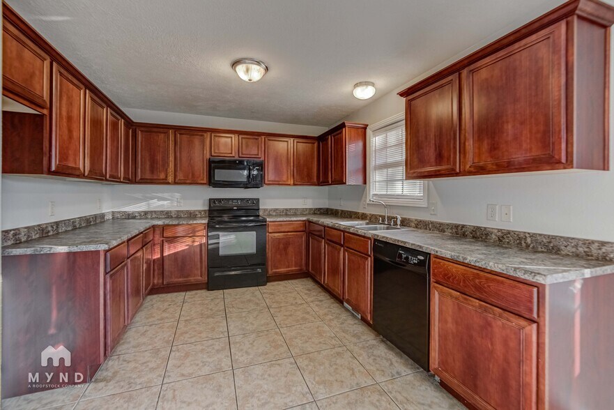 Building Photo - 112 N Peach Brook