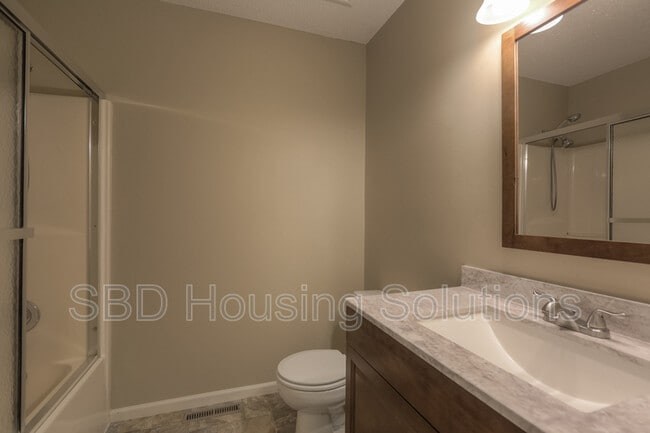Building Photo - 1129 NE Bryco Dr