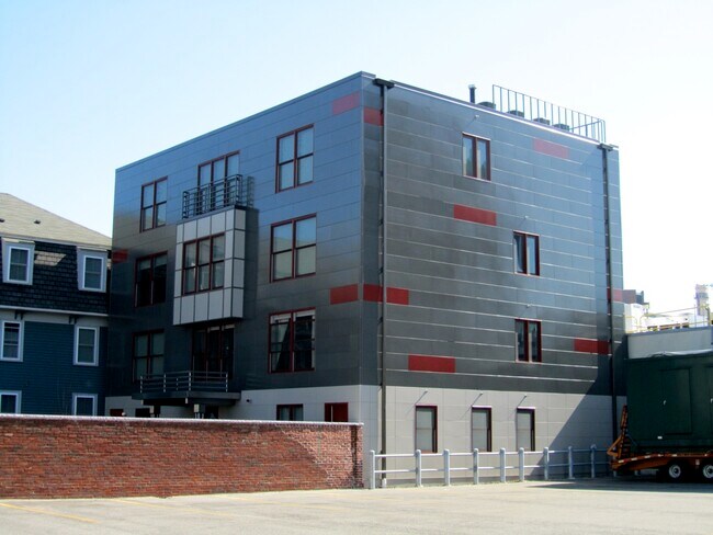 Building Photo - 126 Charles St