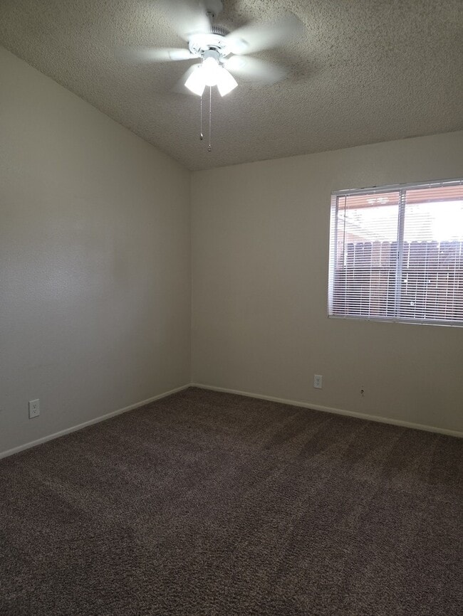 Building Photo - 2 bedroom 1 bath with covered parking