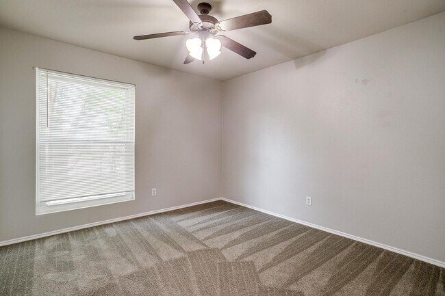Building Photo - Spacious 4 Bed, 2 Bath Home in Ranch at Ea...