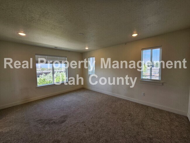 Building Photo - Provo Town home