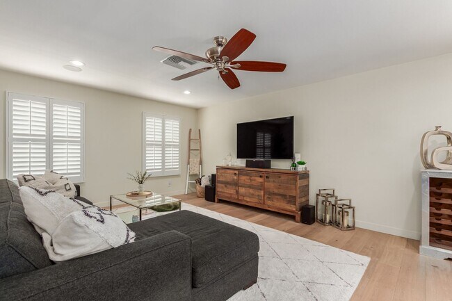 Building Photo - Spacious 2 Bed, 2 Bath Woodland Park Townhome