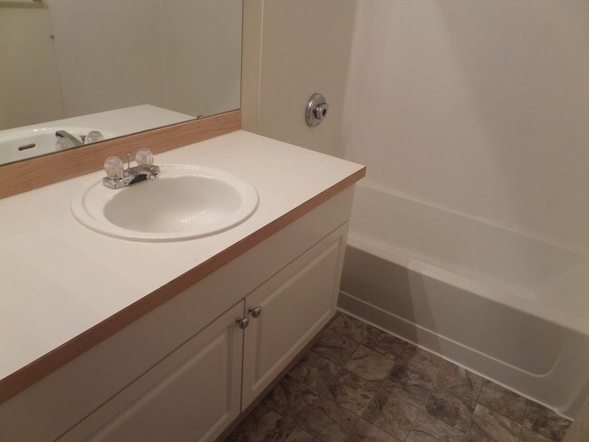 Building Photo - Large 3-Bedroom House w/New Carpet in Grea...