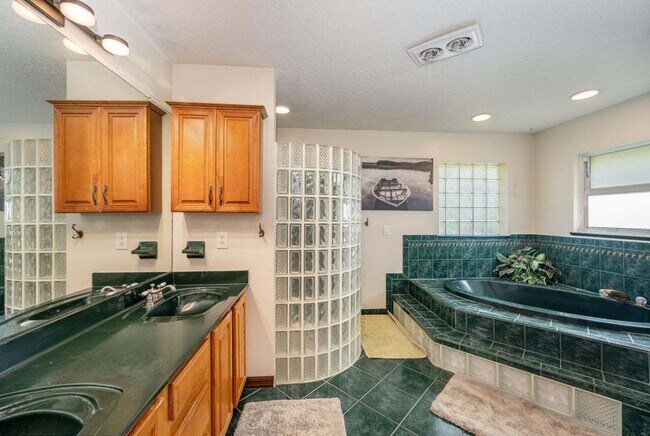 Building Photo - Luxurious 4 Bed/2.5 Bath Home with Stunning Lake and Golf Course Views with Pool on Savannahs Tra...