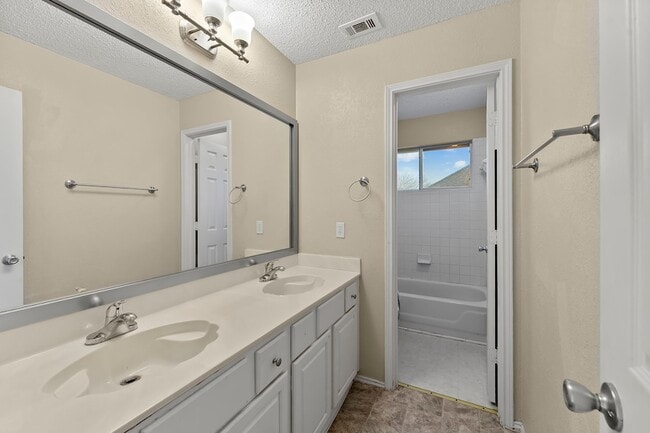 Building Photo - 1226 Rivercrest Dr