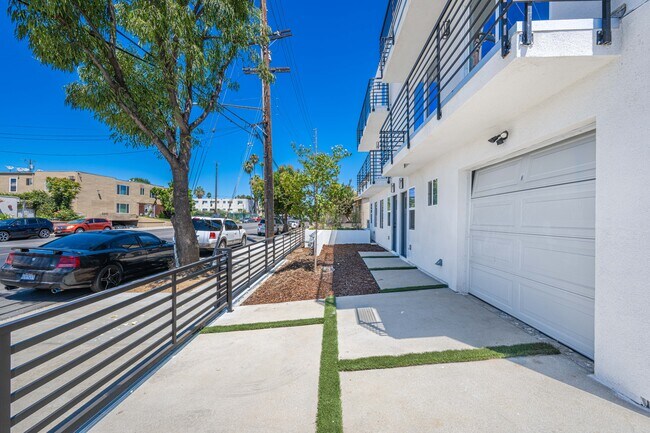 Building Photo - 6832 Hazeltine Ave