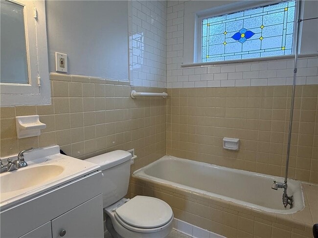 Building Photo - 620 Bradford St NW