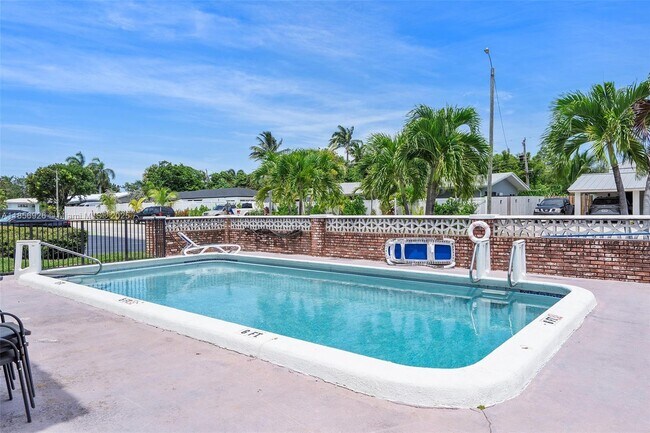 Building Photo - 2701 Middle River Dr