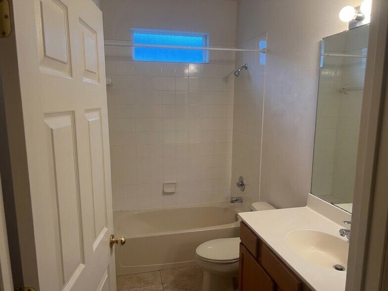 Building Photo - 465 Victoria Hills Dr
