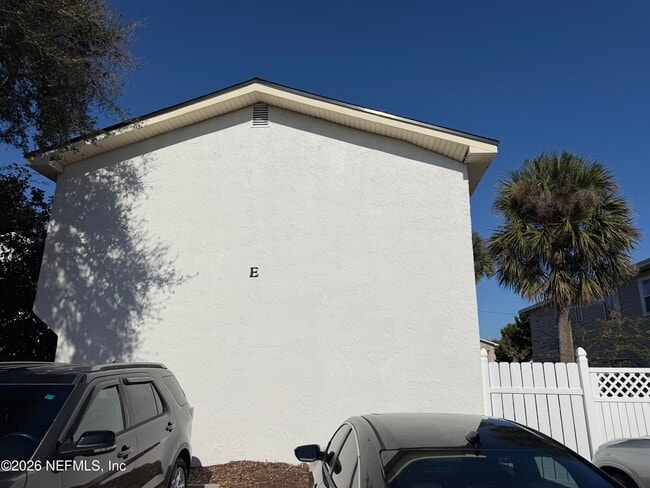 Building Photo - 402 14th Ave S