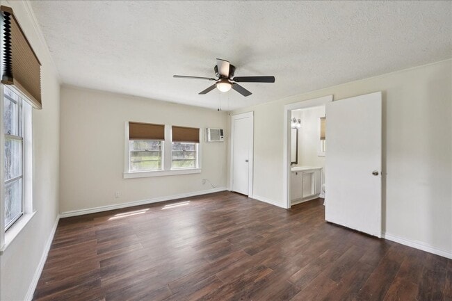 Building Photo - 3811 Dunn Ave