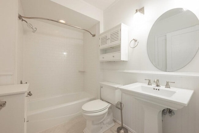 Building Photo - 212 E Clay St