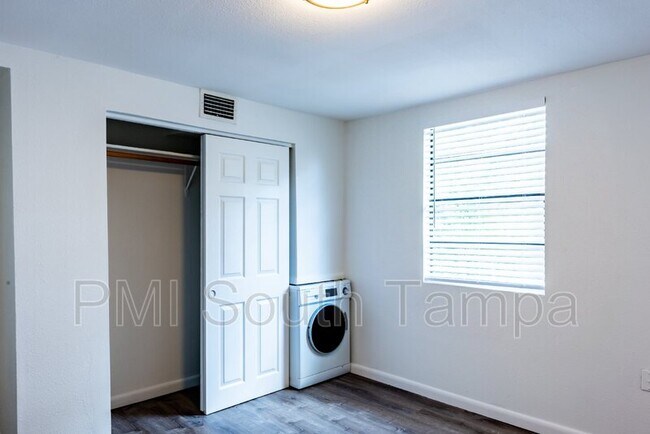 Building Photo - 3402 W Van Buren Dr