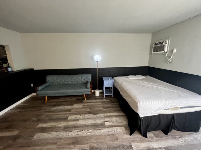 Building Photo - 1441 Lincoln Rd