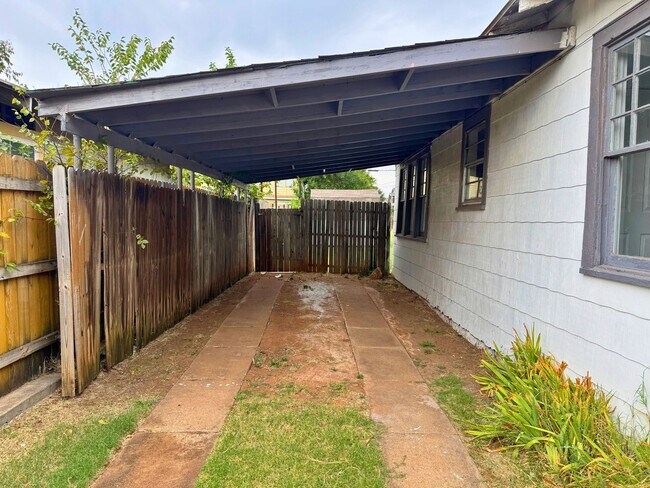 Building Photo - 3 Bed 2 Bath Home With Tons Of Natural Light