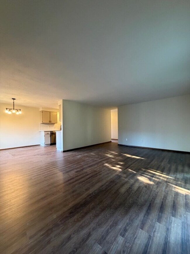 Building Photo - MIN912