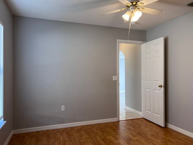 Building Photo - PRICE REDUCED FOR A QUICK MOVE IN!!  Spaci...
