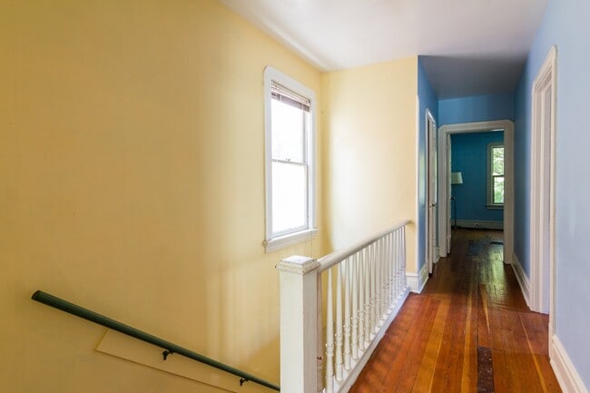 Building Photo - Furnished & Stylish 3 bedroom 1.5 bath home in bustling NW Portland  Available from March 15th- J...