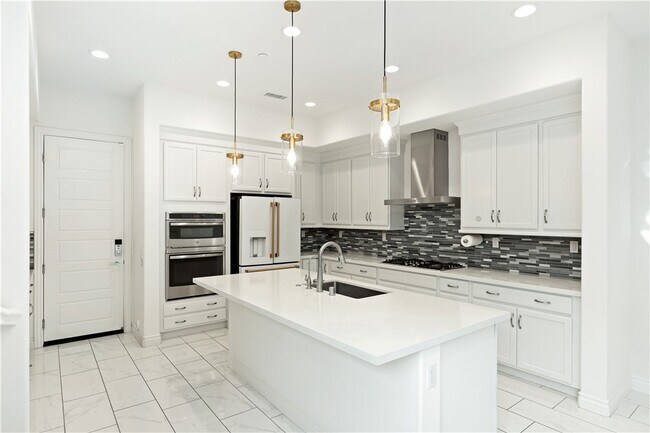 Building Photo - 148 Spectacle