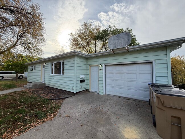 Building Photo - 3 Bedroom Home