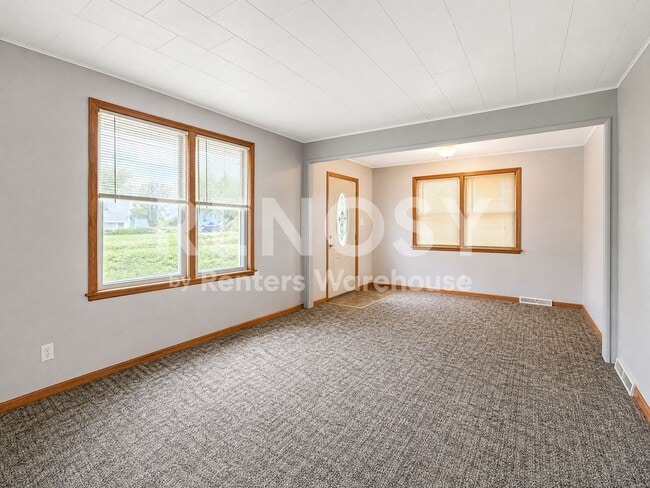 Building Photo - 4BD/2BA in Newport Available Now!