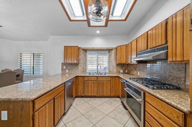 Building Photo - 4 Bedroom Pool Home on the Golf Course