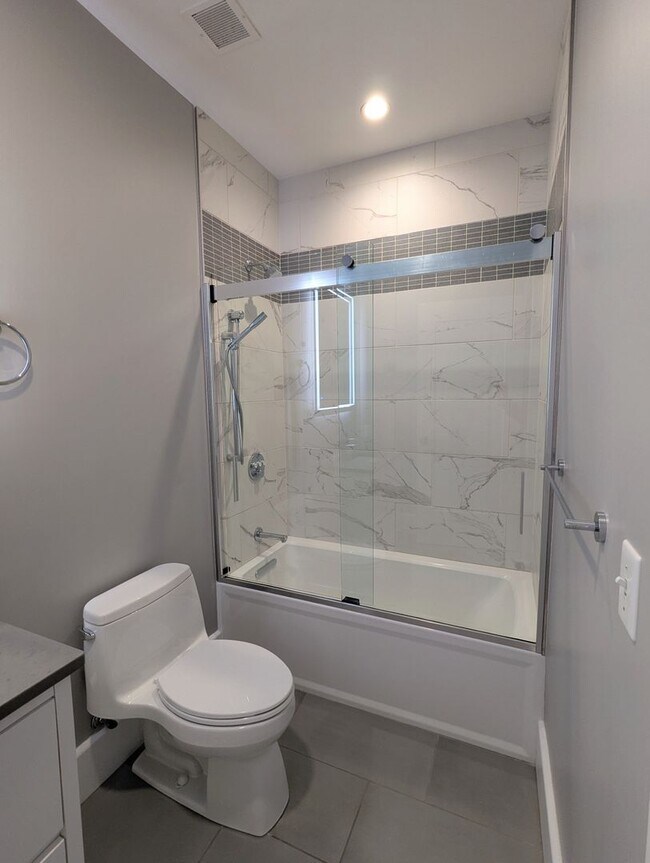 Building Photo - Stunning Downtown 1 Bedroom Condo at The L...