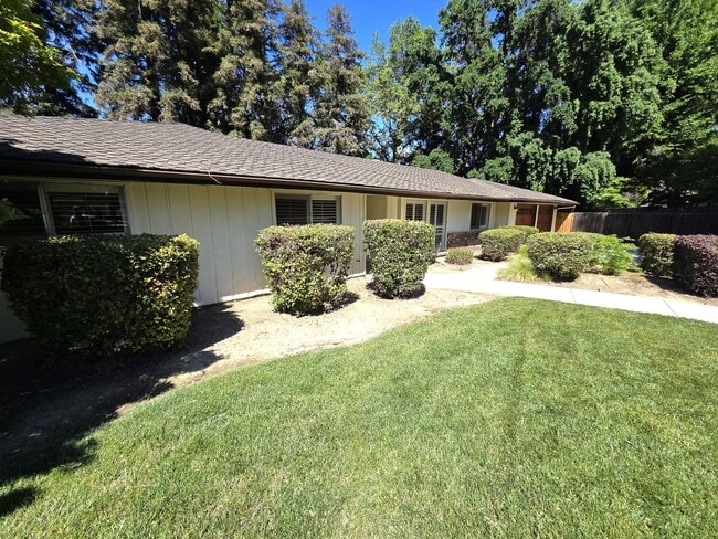 Building Photo - Immaculate 5 Bedroom 2.5 Bath Home Near Visalia Country Club