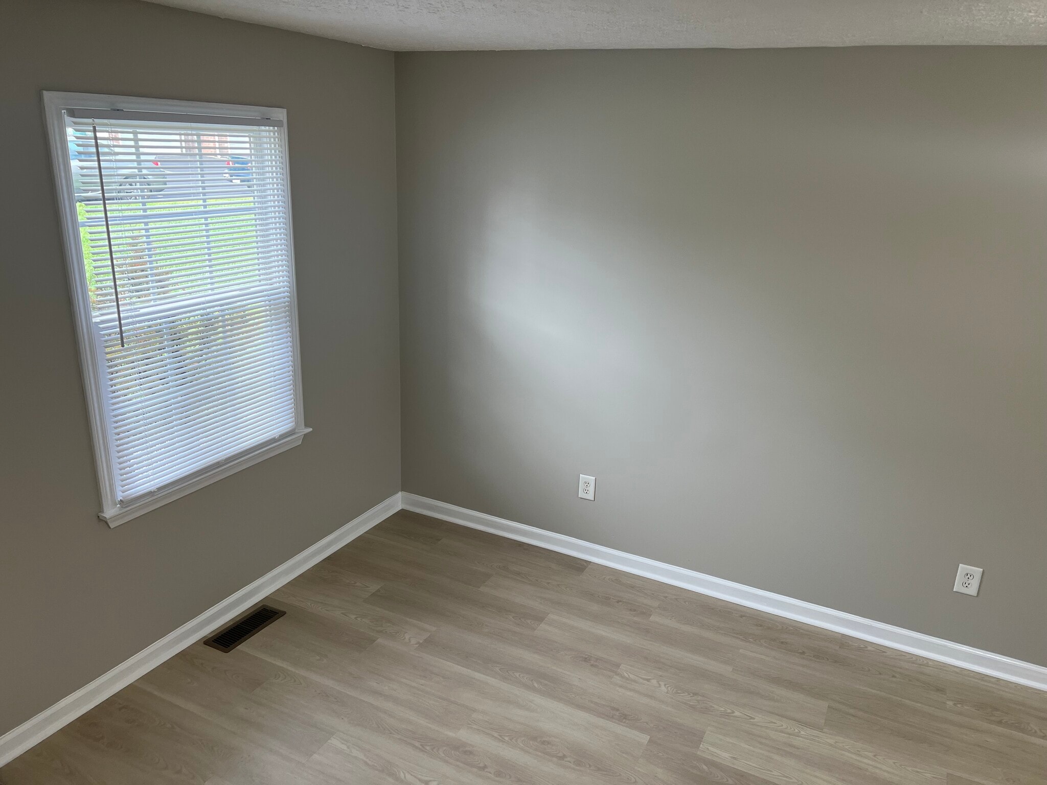 Building Photo - 577 Beaverview Dr