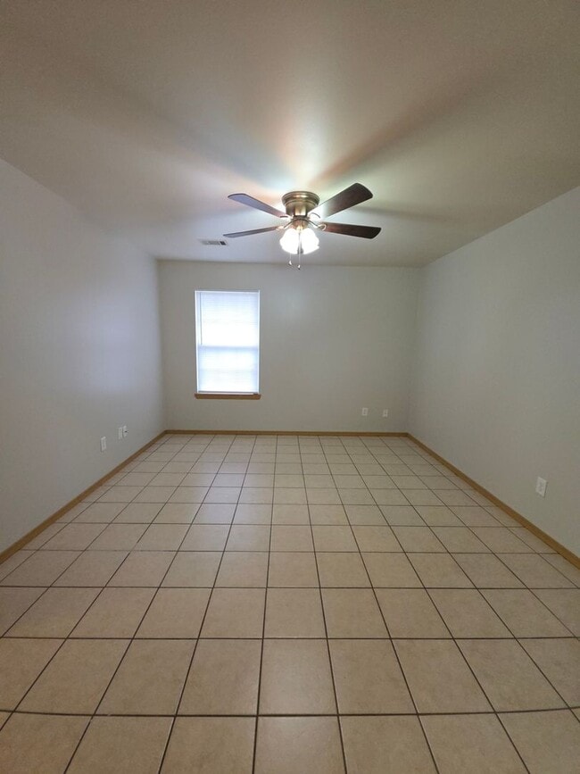 Building Photo - 1109 S Oswego Ave