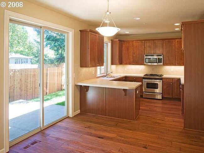 Building Photo - Beautiful 4 Bedroom Home In Garden Home Area!