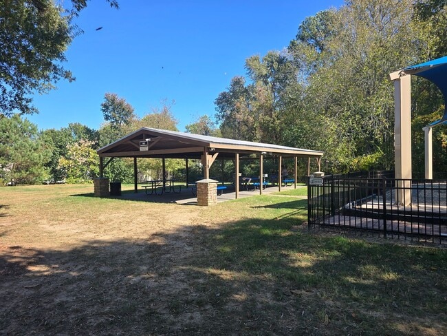Building Photo - Super Cute Renovated End-Unit Loft Townhome in Arbor Creek!